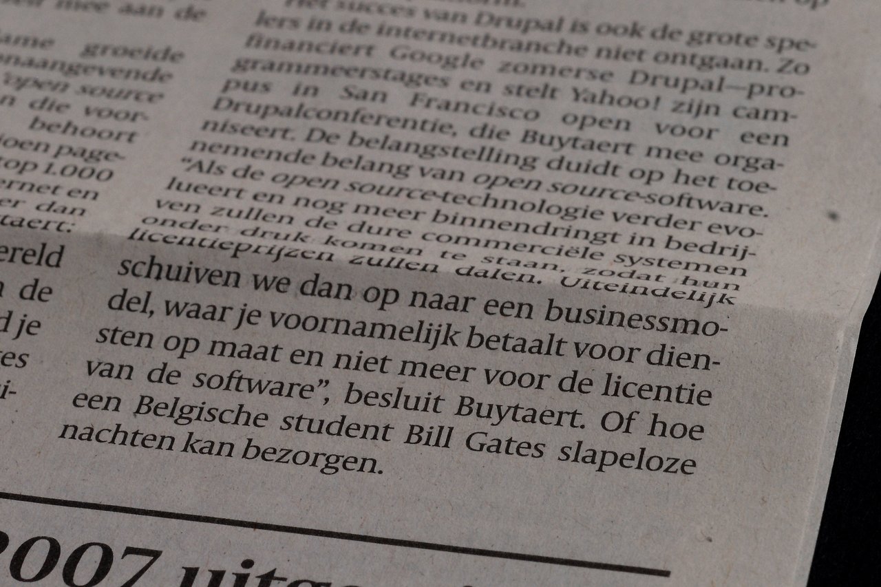 A close-up of a Dutch newspaper article discussing open-source software and its impact on business models.
