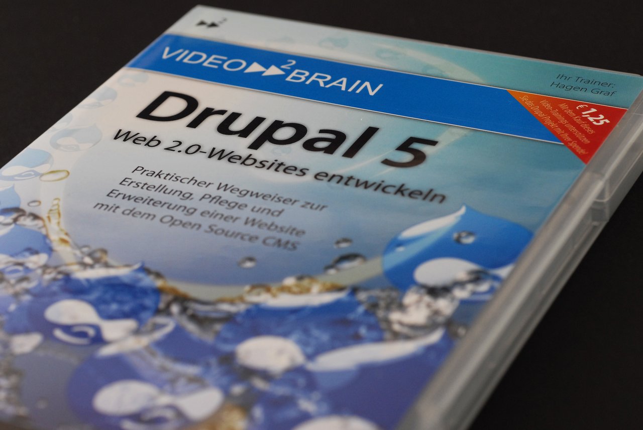 DVD case for "Drupal 5" by Video2Brain, a guide to building and managing websites with the open-source CMS.