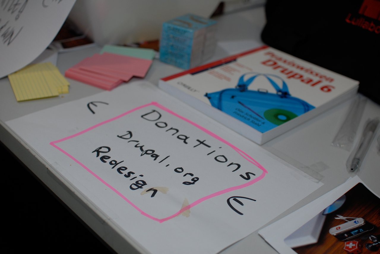 A donation sign for the Drupal.