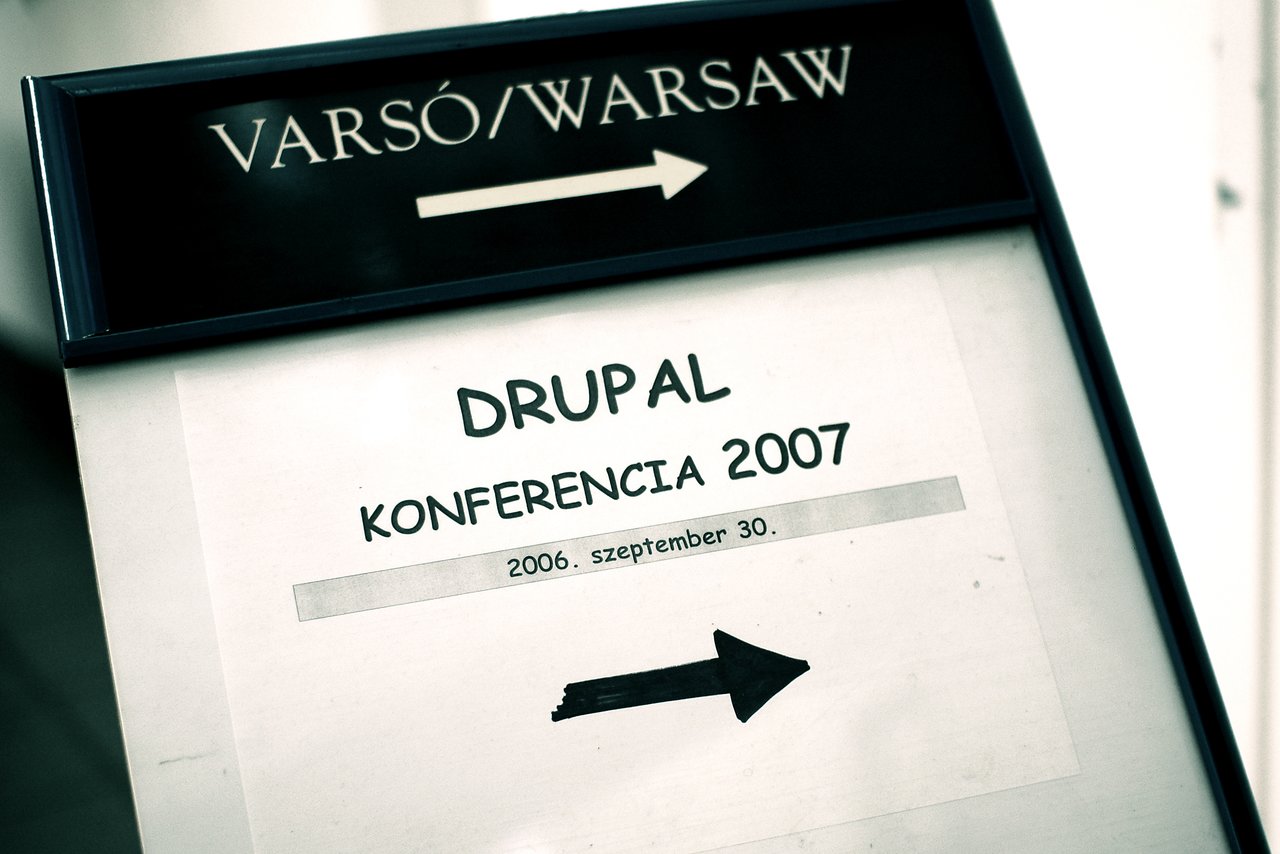 A sign directs attendees to the Drupal conference, labeled "2007", but dated September 30, 2006.