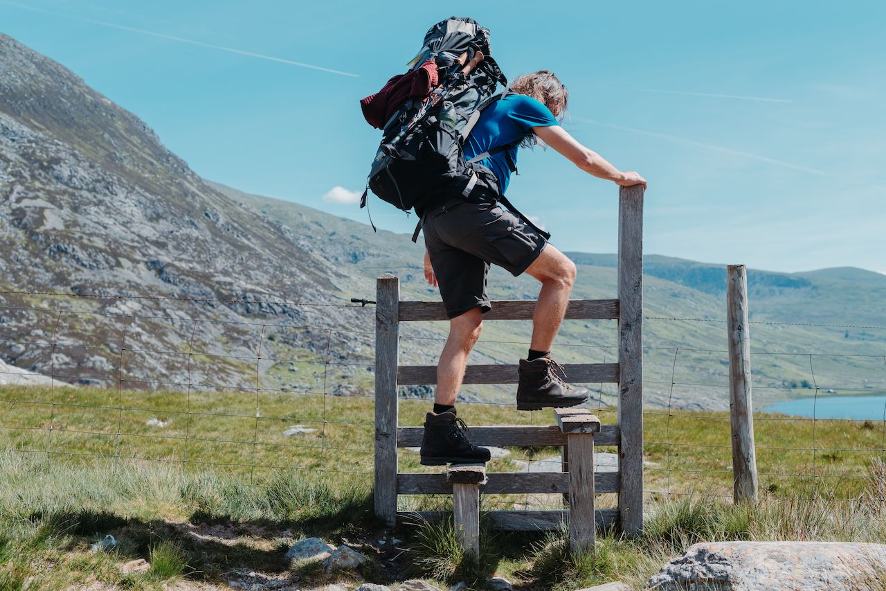 Klaas climbing over a fence