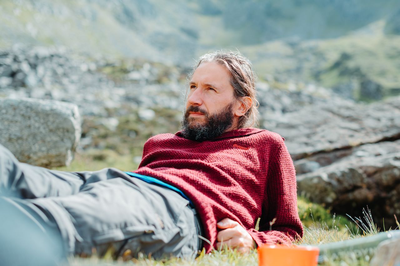 Klaas laying in the grass looking into the distance