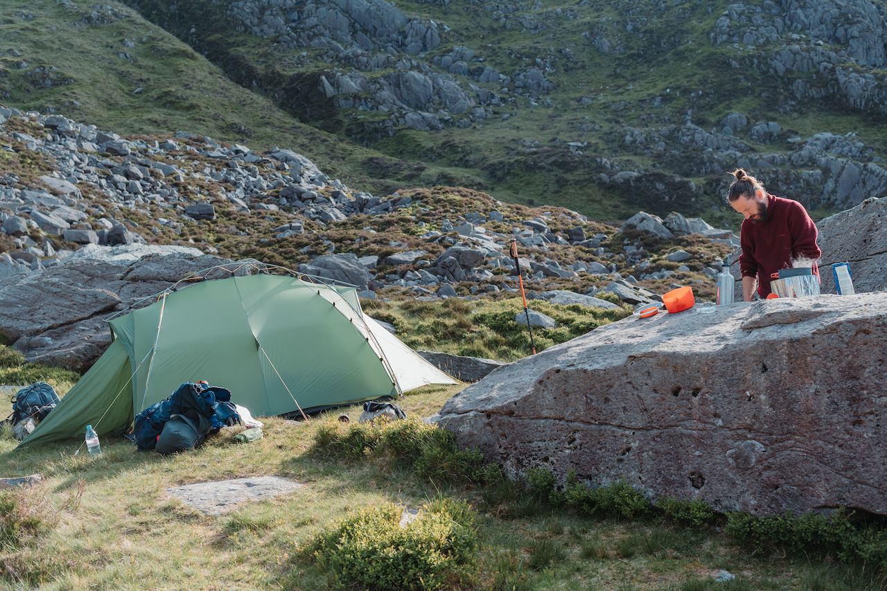 Klaas making dinner next to our tent
