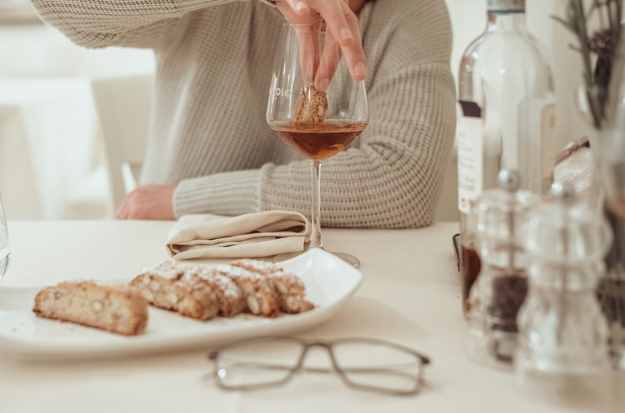 Vin santo and cantucci