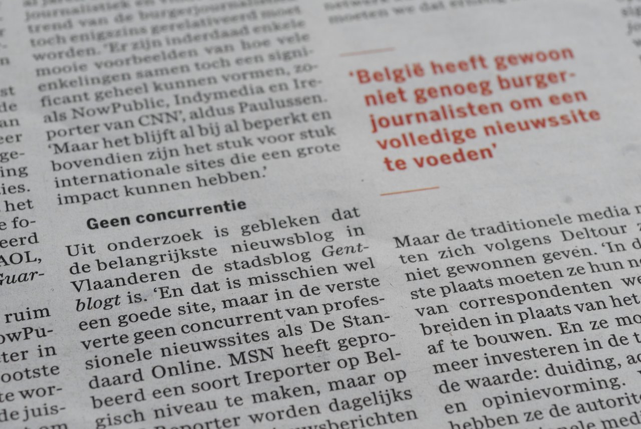 A newspaper article discusses the lack of amateur journalists in Belgium and the competition between city blogs and major news outlets.