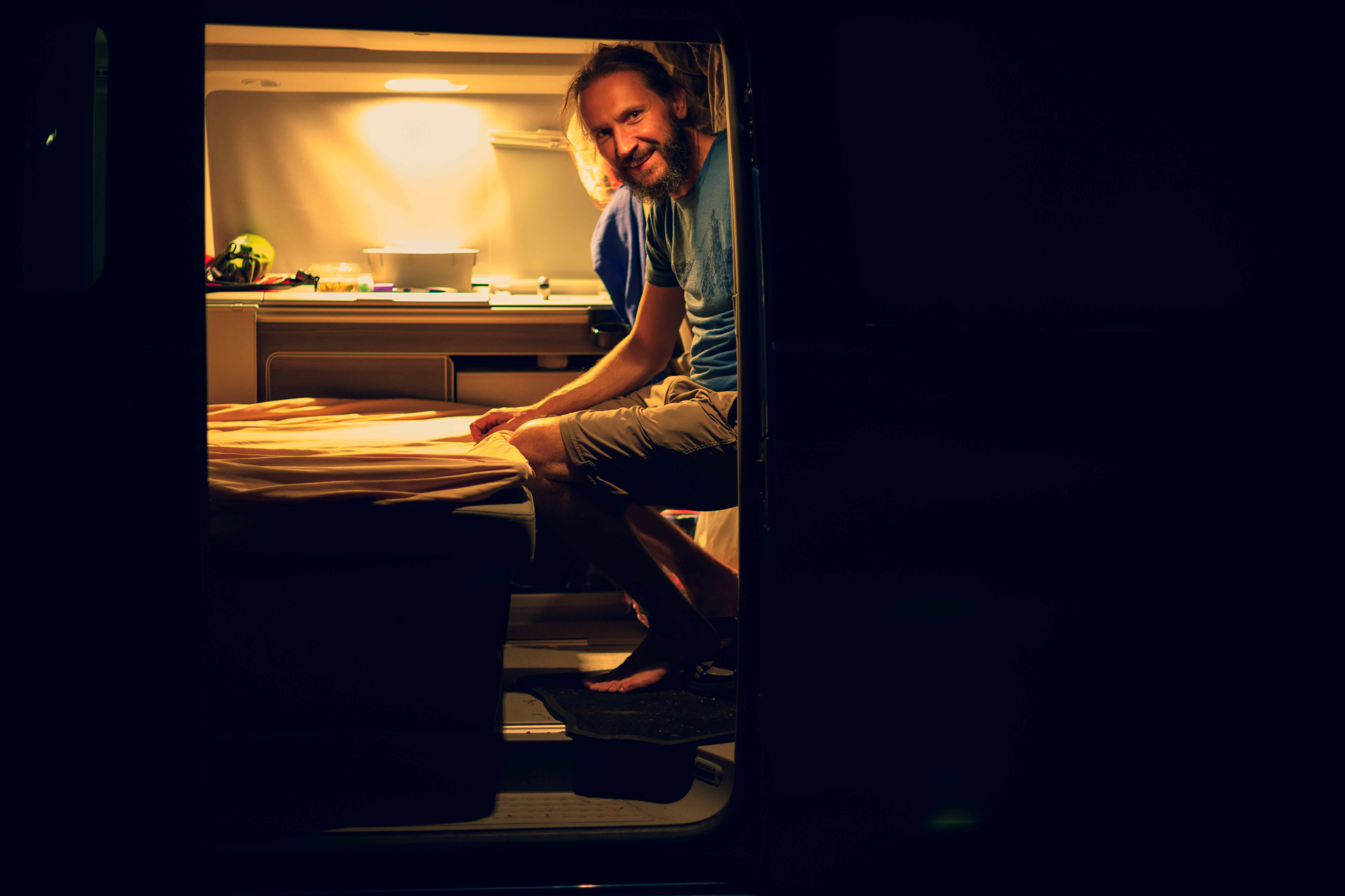 Klaas making the bed in his Volkswagen California