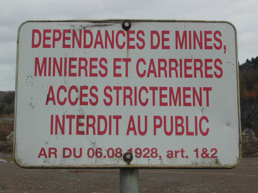 Warning sign in French prohibiting public access to mines and quarries.