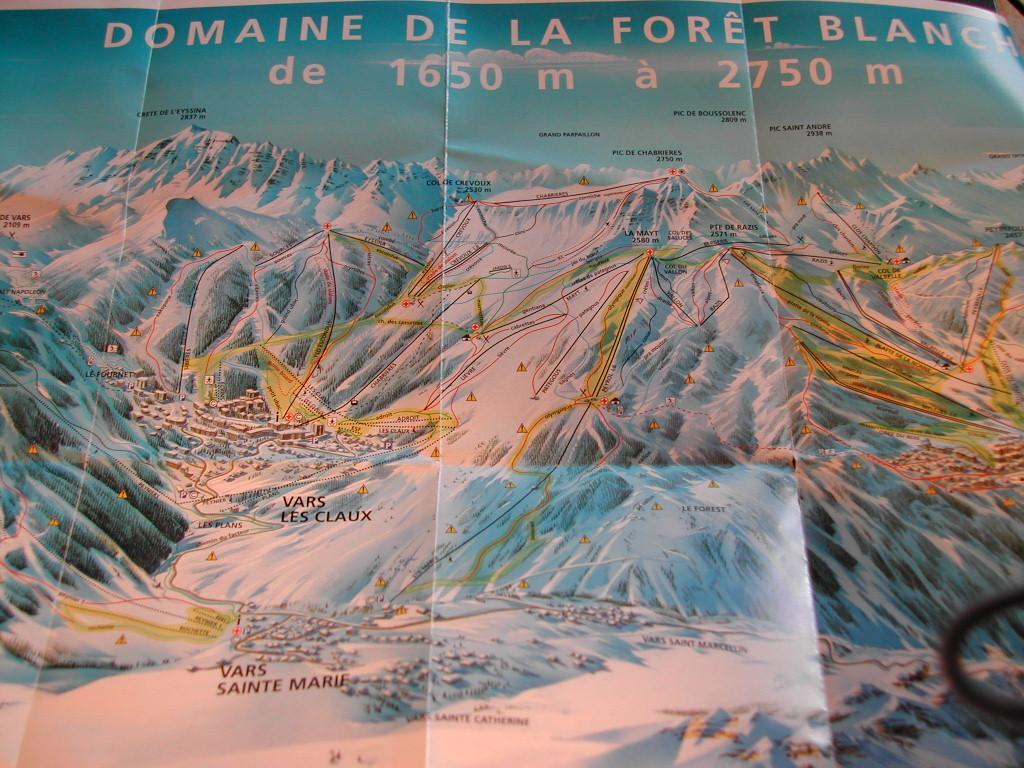 A ski resort map of Domaine de la Forêt Blanche, showing trails, lifts, and elevations in the Vars area.